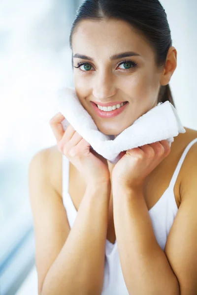 Lavagem Facial Pele Secagem Feliz Mulher Com Toalha — Fotografia de Stock