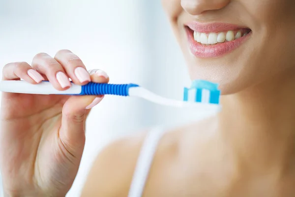 Beautiful Smiling Woman Brushing Healthy White Teeth Brush High Resolution — Stock Photo, Image