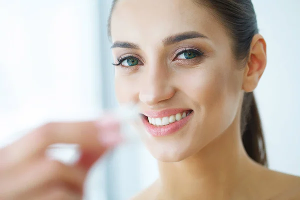 Mulher Bonita Comendo Chiclete Sorrindo — Fotografia de Stock