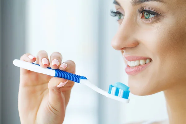 Mulher Sorridente Bonita Escovando Dentes Brancos Saudáveis Com Escova Imagem — Fotografia de Stock