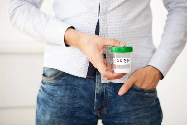 Sağlık. Örnek sperm. Donör Sperm Bankası Sperm kavramı kapatın. Kısırlık A Man Holding eller kapsayıcısında Sperm ile.