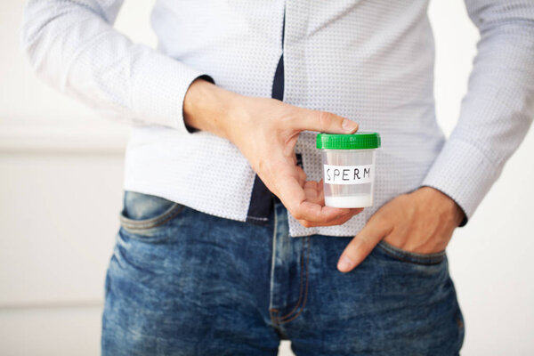 Здоровье. Образец спермы. Донорская сперма Закрытая концепция банковской спермы. Бесплодие человек держит в руках контейнер со спермой
.