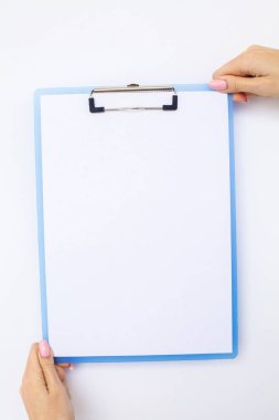 Boş klasör beyaz kağıt ile. Bu Holding klasöre el ve beyaz arka plan üzerinde. Boşaltmak. Metin için yer.