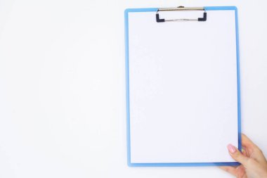 Boş klasör beyaz kağıt ile. Bu Holding klasöre el ve beyaz arka plan üzerinde. Boşaltmak. Metin için yer.