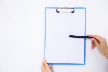 Boş klasör beyaz kağıt ile. Bu Holding klasöre el ve beyaz arka plan üzerinde. Boşaltmak. Metin için yer.