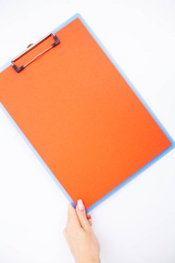 Boş klasörle? kağıt aralığı. Bu Holding klasöre el ve beyaz arka plan üzerinde. Boşaltmak. Metin için yer.