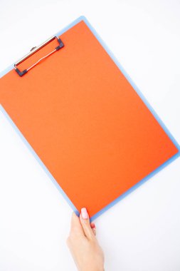 Boş klasörle? kağıt aralığı. Bu Holding klasöre el ve beyaz arka plan üzerinde. Boşaltmak. Metin için yer.