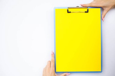 Boş klasör sarı kağıt ile. Bu Holding klasöre el ve beyaz arka plan üzerinde. Boşaltmak. Metin için yer.