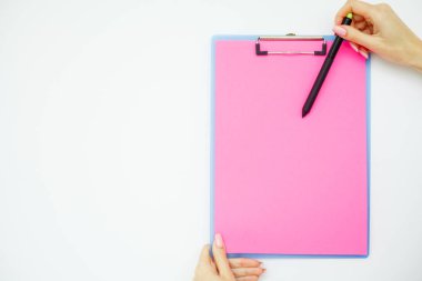 Boş klasör pembe kağıt ile. Bu klasör Holding ve beyaz zemin üzerine kalem ver. Boşaltmak. Metin için yer.