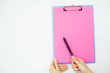 Boş klasör pembe kağıt ile. Bu klasör Holding ve beyaz zemin üzerine kalem ver. Boşaltmak. Metin için yer.