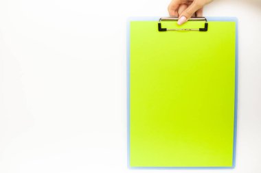 Boş klasör yeşil kağıt ile. Bu Holding klasöre el ve beyaz arka plan üzerinde. Boşaltmak. Metin için yer.