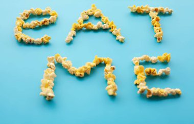 Gıda. Donmuş mısır mısır patlamış mısır kova. Mavi arka plan üzerinde leziz patlamış mısır. Sinema. Beni yemek