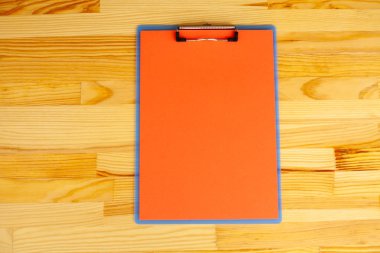 Ahşap masa arka plan üzerinde kırmızı renk kağıt ile bir klasör tutan office el. Boşaltmak. Metin için yer.