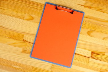 Ahşap masa arka plan üzerinde kırmızı renk kağıt ile bir klasör tutan office el. Boşaltmak. Metin için yer.