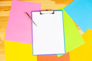 Office el a ağıl ile beyaz renk kağıt ve kalem ahşap masa renkli arka plan üzerinde tutarak. Boşaltmak. Metin için yer.