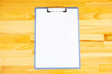 Ahşap masa arka plan üzerinde beyaz renkli kağıt ile bir klasör tutan office el. Boşaltmak. Metin için yer.