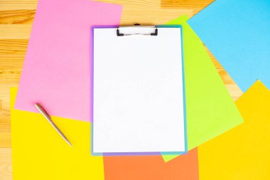 Office el a ağıl ile beyaz renk kağıt ve kalem ahşap masa renkli arka plan üzerinde tutarak. Boşaltmak. Metin için yer.