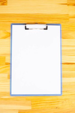 Ahşap masa arka plan üzerinde beyaz renkli kağıt ile bir klasör tutan office el. Boşaltmak. Metin için yer.