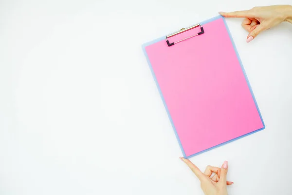 Tom Mapp Med Rosa Papper Hand Hålla Mappen Och Hantera — Stockfoto