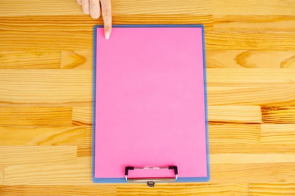 Büro Hand Hält Einen Ordner Mit Einem Rosafarbenen Papier Auf — Stockfoto