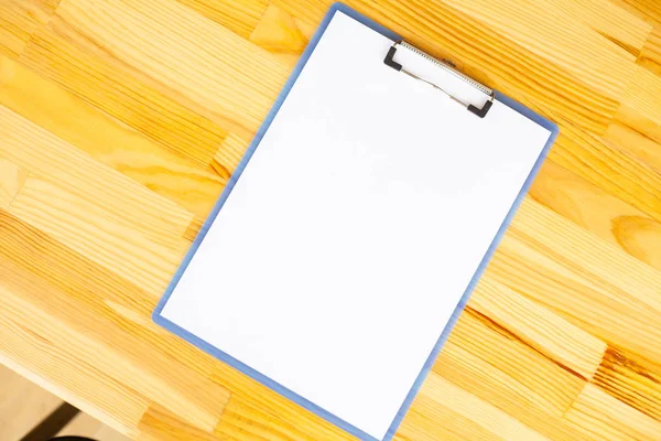 Biuro Ręki Trzymającej Folder Papieru Kolor Biały Tle Drewniany Stół — Zdjęcie stockowe