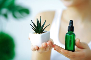 Güzellik ve bakım. Eller yukarı yüz kremi tutun kadınlar için kapatın. Kozmetik. Güzel mavi gözlü kadın. Cilt Bakımı