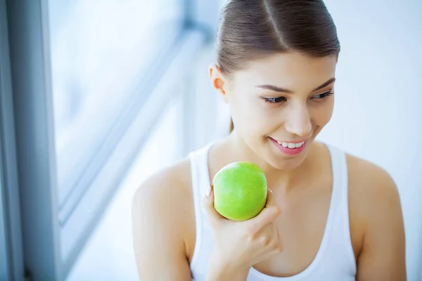 Gezondheid Schoonheid Mooi Jong Meisje Met Witte Tanden Hand Hand — Stockfoto