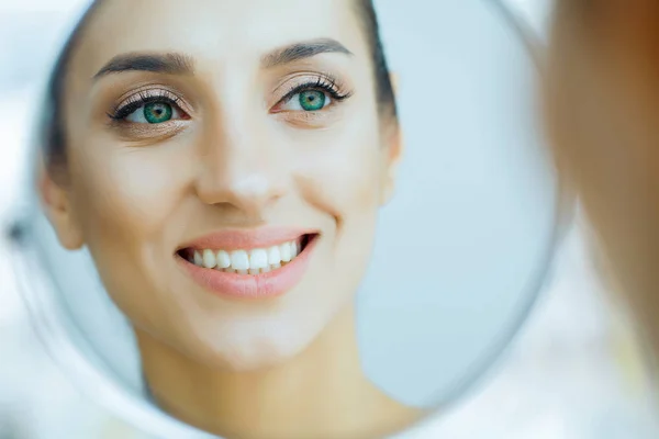 Saúde Beleza Menina Bonita Com Pele Limpa Olhando Espelho Beleza — Fotografia de Stock