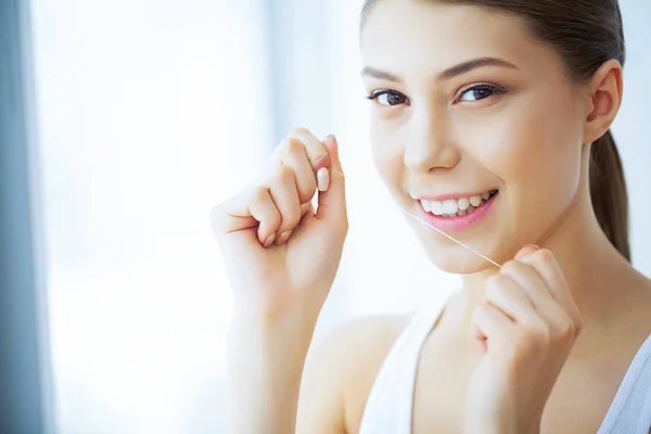 Saúde Beleza Menina Bonita Com Dentes Brancos Limpa Dentes Com — Fotografia de Stock