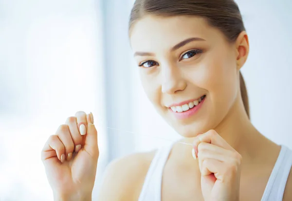 Saúde Beleza Menina Bonita Com Dentes Brancos Limpa Dentes Com — Fotografia de Stock