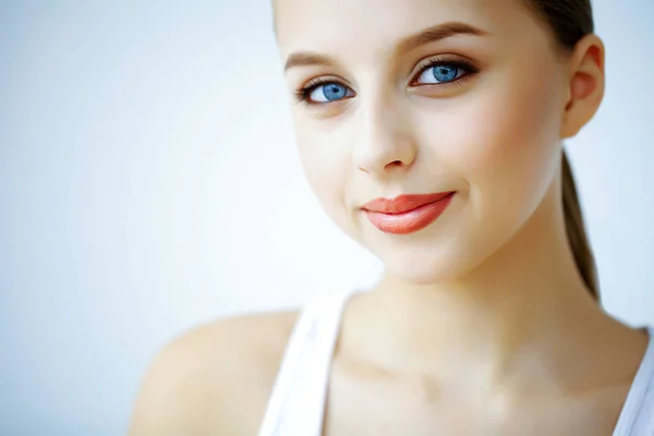 美丽和关怀 一个美丽皮肤的年轻女子的肖像 美丽的蓝眼睛的女人 化妆品 护肤护理 — 图库照片