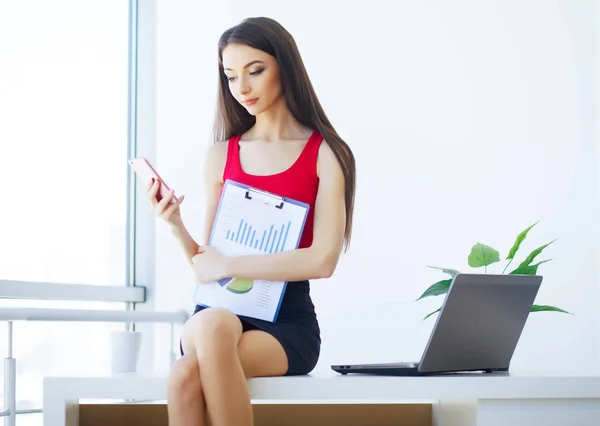 Negócios Jovem Mulher Negócios Sitting Tables Works Computer Menina Vestida — Fotografia de Stock