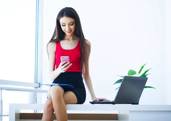 Negocios Young Business Woman Sitting Tables Works Computer Inglés Chica —  Fotos de Stock