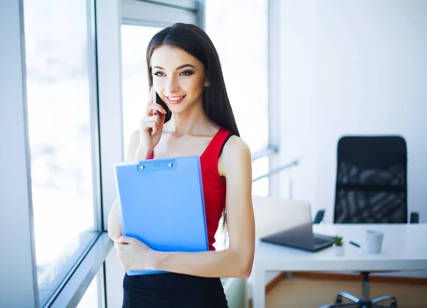 Business Jonge Zakenvrouw Zitten Tabellen Werken Van Computer Het Meisje — Stockfoto