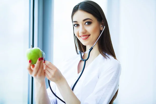 Saúde Dieta Saudável Dieticista Segurando Mãos Maçã Verde Fresca Sorrisos — Fotografia de Stock