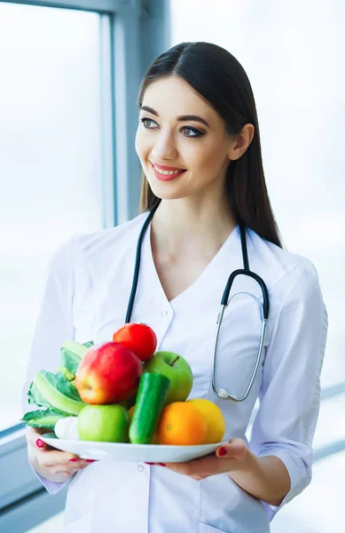 饮食和健康 营养师的医生的肖像与新鲜的水果和蔬菜 美丽的年轻的医生在光室 高分辨率 — 图库照片