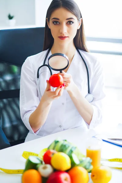 Saúde Dieta Saudável Doutor Dietista Segurando Tomates Frescos Suas Mãos — Fotografia de Stock