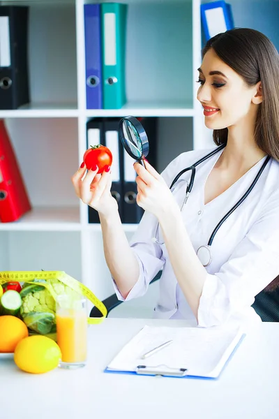 Salud Dieta Saludable Doctora Dietista Sosteniendo Tomates Frescos Sus Manos — Foto de Stock