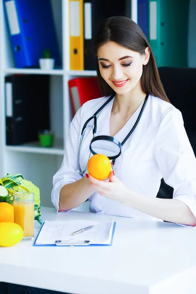 Salud Dieta Saludable Nutrición Retrato Del Médico Dietista Con Frutas —  Fotos de Stock