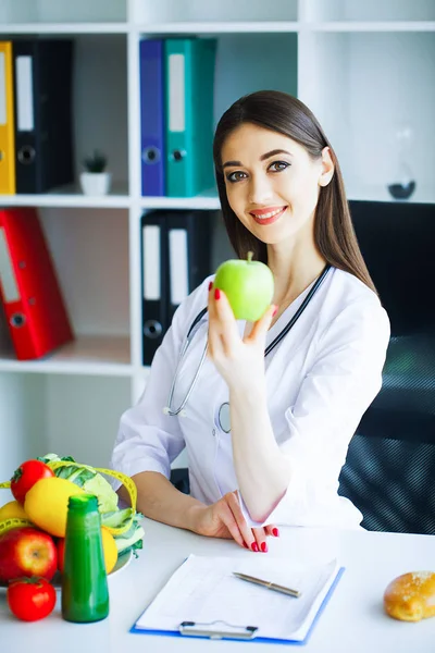 Egészségügyi Étrend Egészséges Táplálkozás Orvos Dietetikus Tartó Kéz Friss Zöld — Stock Fotó