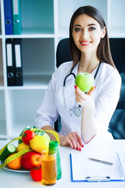 Sağlık Diyet Sağlıklı Beslenme Doktor Diyetisyen Tutan Eller Taze Yeşil — Stok fotoğraf