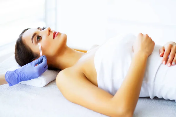 Bellezza Cura Bella Ragazza Nel Salone Bellezza Cosmetologo Massaggi Viso — Foto Stock