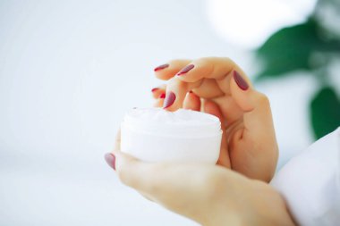 Güzellik ve bakım. Kız Holding yüz kremi. Saf deri olan bir kadın. Cilt Bakımı. Yüksek çözünürlük