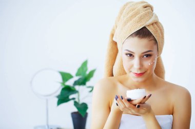 Güzellik ve bakım. Genç güzel kız Holding yüz kremi. Saf deri olan bir kadın. Cilt Bakımı. Yüksek çözünürlük