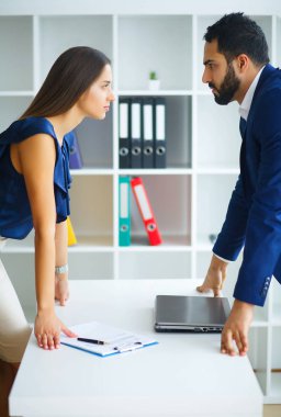 İş. Office iş kadını ve masada oturan hafif ofis görüşmeler önde gelen iş adamı. Kadın mavi bluz ve bej etek giymiş. Mavi kostüm ve beyaz gömlek giymiş adam
