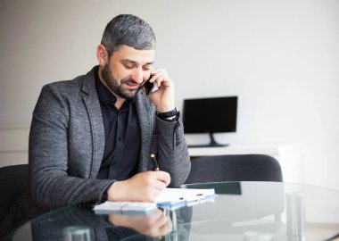 İş. Masada oturan ve sözleşme imzalama iş adamı. Adam sözleşme imzalamak için rüşvet alır. Yüksek çözünürlük