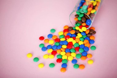 Cam cam şeker dolu. Gül arka plan. Renkli şeker. Diyet. Sağlıklı beslenme. Yüksek çözünürlük