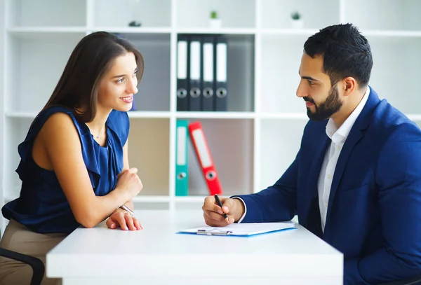 Negocios Office Business Woman Business Man Dirigiendo Conversaciones Oficina Luz — Foto de Stock