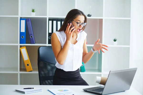 Office Affärskvinna Stora Ljusa Kontoret Sitter Vid Bordet Och Håller — Stockfoto