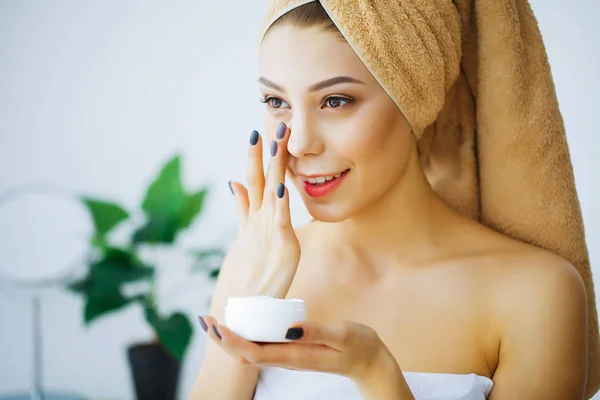 Schoonheid Verzorging Jonge Vrouw Met Crème Voor Gezicht Handen Meisje — Stockfoto